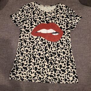 Leopard t-shirt with a biting lip, Small